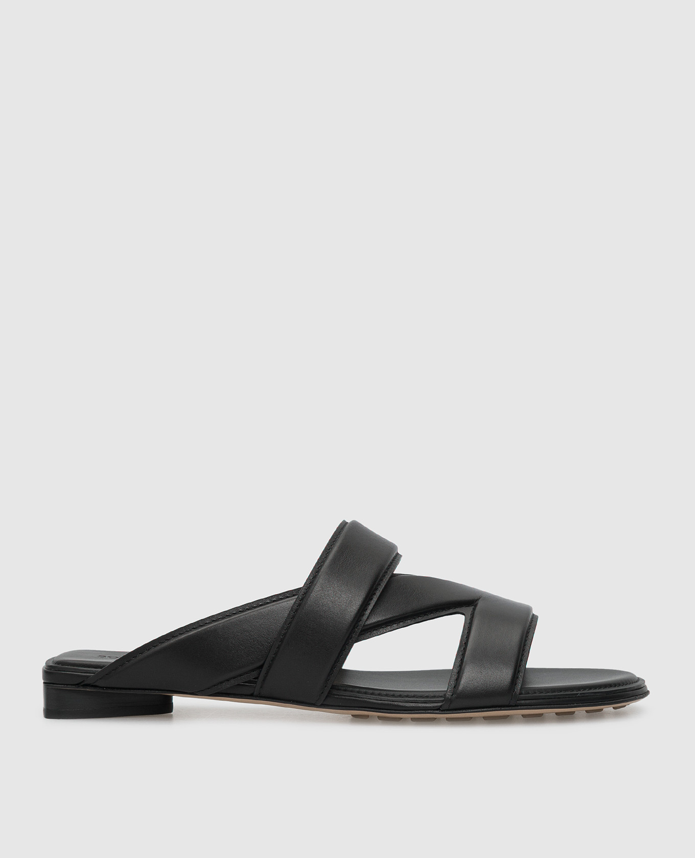 Black leather flip flops bottega veneta