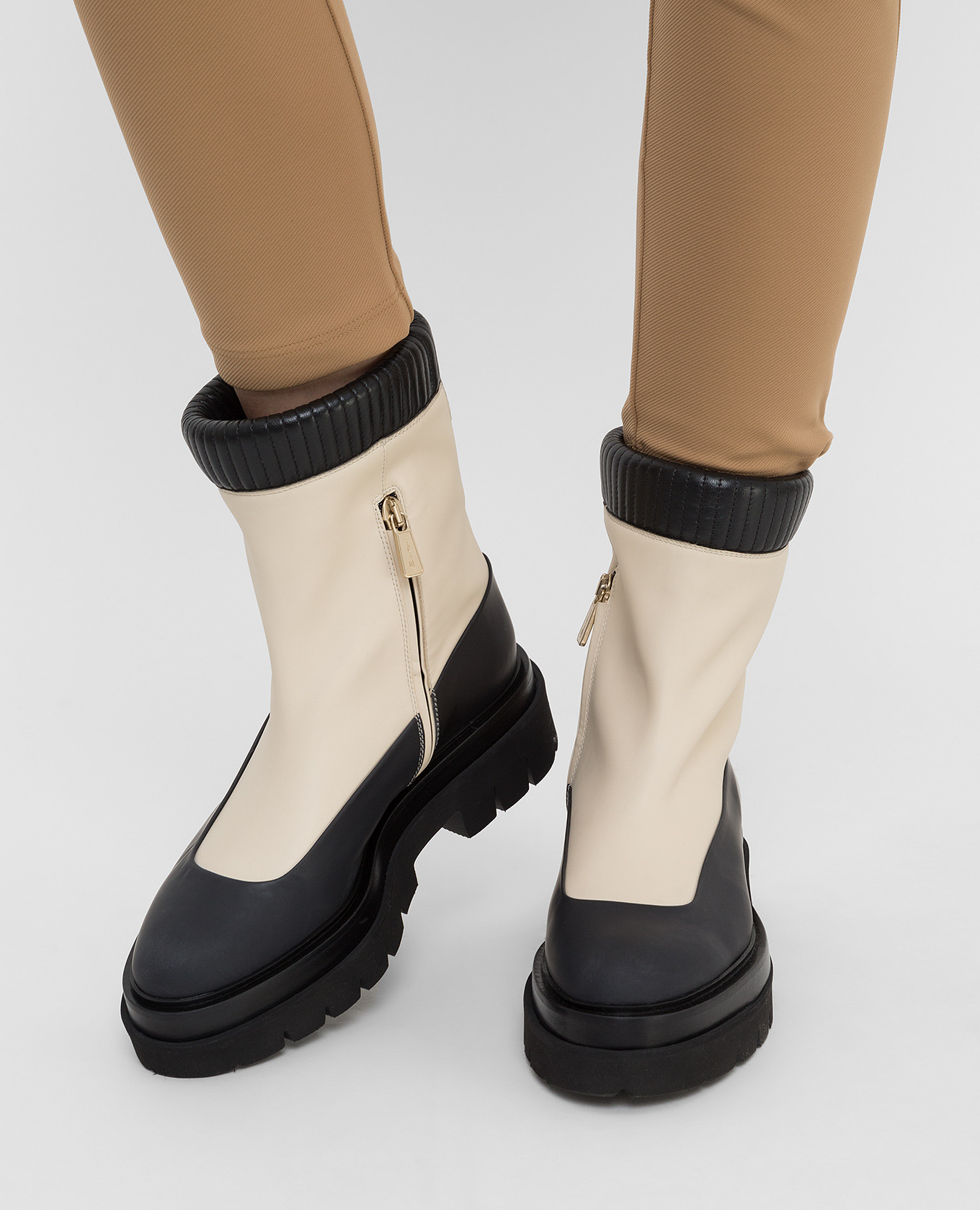 

Leather boots with contrast insert Santoni, Beige